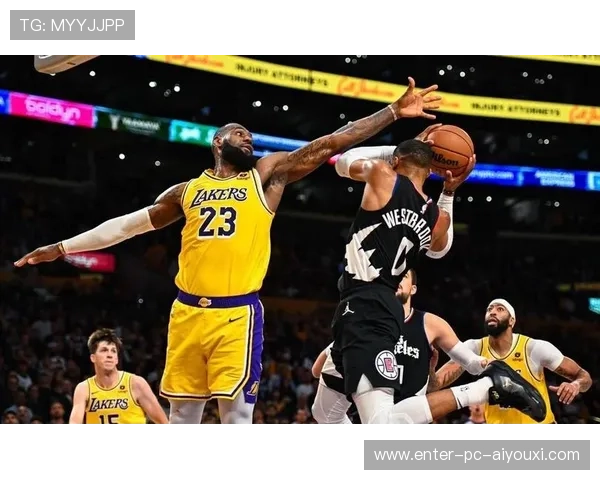 詹姆斯从侧翼突破轻巧得分，湖人稳住局势